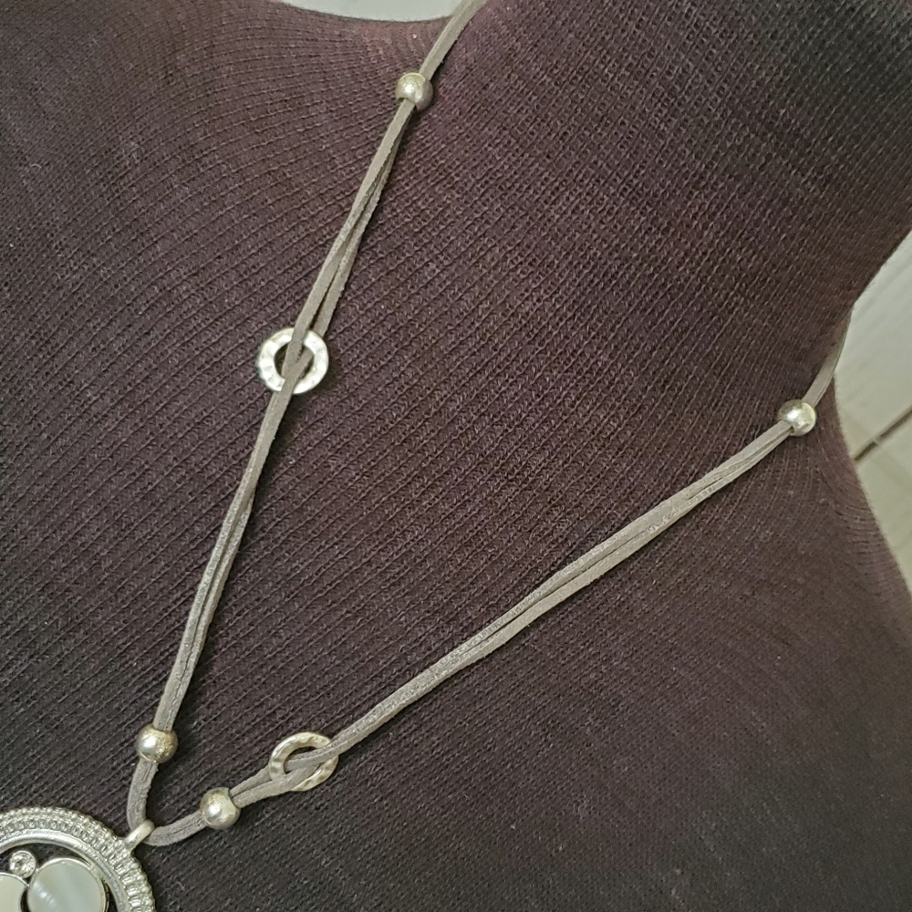 Silvertone, mother of pearl tassle gray necklace - Picture 4 of 11